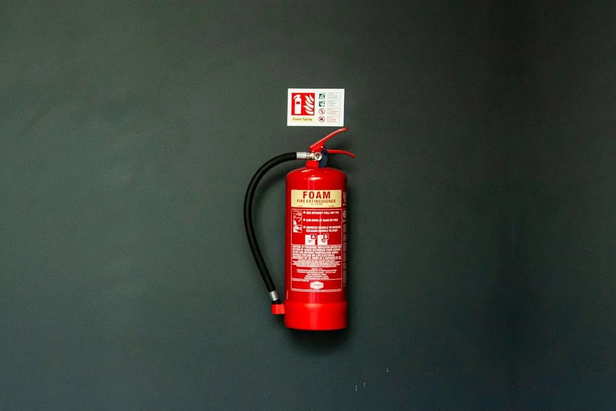 Extincteur fixé au mur avec son panneau