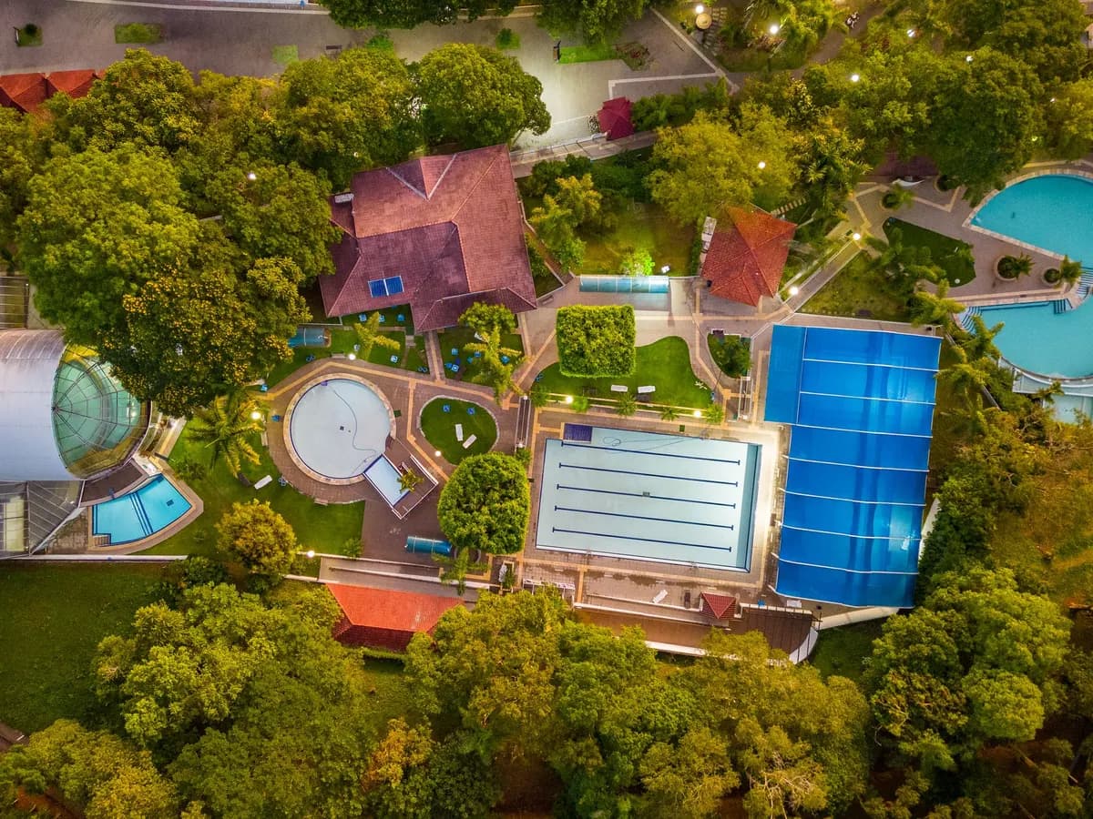 Camping vu du ciel, avec ses piscines au milieu des arbres